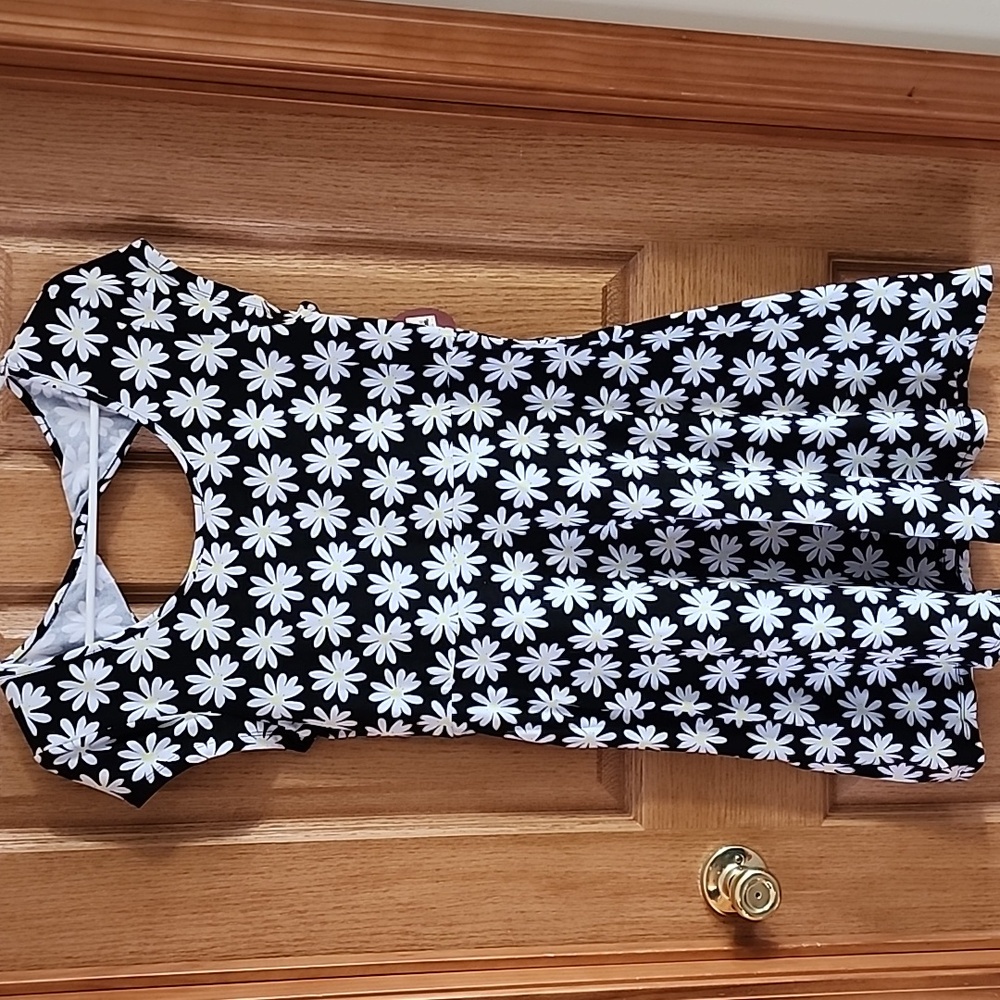 Junior SO Twist Back Black Daisy dress  Size XL